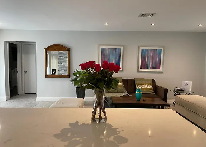 Supervilla - 3Br/2Ba - Pool - Walk To Beach