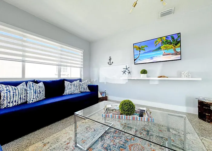 Fenced Backyard King Bedroom Beach Nearby