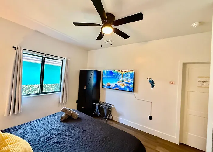 Sunny Delight Home Near Airport